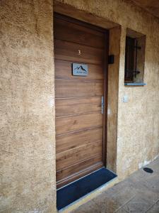 una puerta de madera con un letrero. en Peace & Rest in Pirineus, en Latour-de-Carol