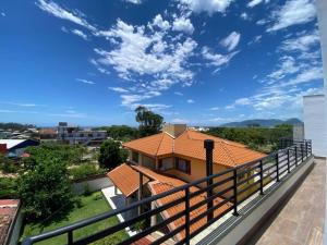 uma vista para uma casa a partir de uma varanda em Linda cobertura, vistas para o mar a 300m da praia em Florianópolis