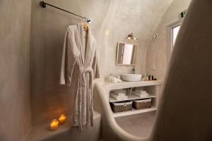 y baño con ducha, lavabo y toalla. en Whitewashed Houses en Mesaria