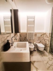 een badkamer met een wastafel en een toilet bij Porta Nuova Apartment in Milaan