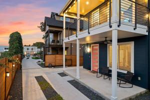 uma casa com uma porta vermelha e um pátio em Downtown Gateway: Stylish Nest Near Austin Airport em Austin