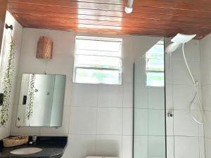 ein Bad mit einer Dusche und einem Waschbecken in der Unterkunft VILA LITORANEA a in São Luís