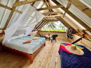 um quarto com uma cama num sótão em Casa Maniki em Nuquí