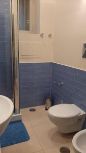 uma casa de banho com um WC e um lavatório em R&B Mezzocannone em Nápoles