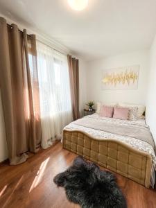 Nitrianske Rudno的住宿－Chata pri jazere Nitrianske Rudno，卧室配有一张大床,地板上放着一只狗