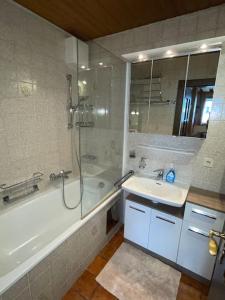 y baño con bañera, lavamanos y ducha. en Apartment Eva - Hinterthal, en Hinterthal