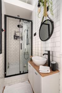 a bathroom with a sink and a shower at Au marche aux puces de saint ouen in Saint-Ouen