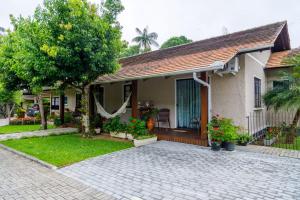 a small house with a porch and a patio at Hospedagem Tri-Best in Pomerode