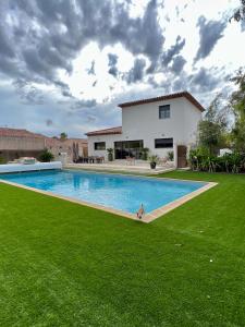 een huis met een zwembad in de tuin bij Villa 6 personnes avec piscine in Istres