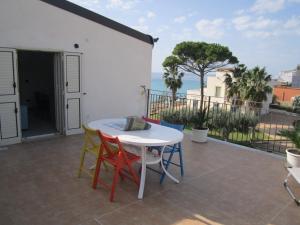 - une table et des chaises sur une terrasse avec vue sur l'océan dans l'établissement VistaMare, à Realmonte