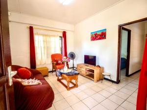 sala de estar con sofá y TV en Impeccable 2-Bed Apartment in Paramaribo, en Paramaribo