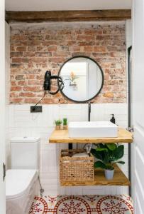 uma casa de banho com um lavatório e um espelho em Good Vibe Rooms em Bilbao