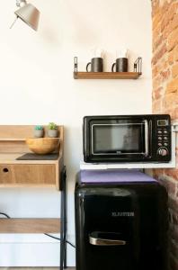 un horno microondas sobre una nevera en Good Vibe Rooms, en Bilbao