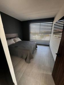 - une chambre avec un lit et une grande fenêtre dans l'établissement Casa entera Morelia, hospitales, corporativos 2, à Morelia