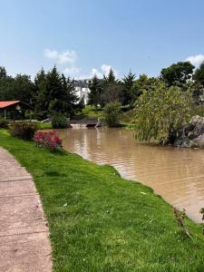 um corpo de água com um caminho ao lado de um rio em Casa entera Morelia, hospitales, corporativos 2 em Morelia