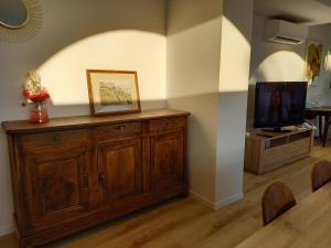 Et tv og/eller underholdning på Appartement 100 m2 Terrasse Piscine