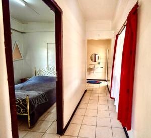 espejo en una habitación con 1 cama y 1 dormitorio en Impeccable 2-Bed Apartment in Paramaribo, en Paramaribo