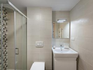 uma casa de banho com um WC, um lavatório e um chuveiro em Appartement Saint-Martin-de-Belleville, 5 pièces, 8 personnes - FR-1-570-40 em Levassaix