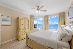 1 dormitorio con cama y ventana grande en Marisol 401 - Coastal Serenity, en Panama City Beach