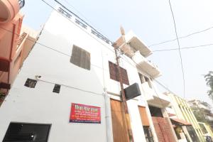 un edificio con un cartello sul lato di Chitraa guest house a Prayagraj