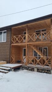uma casa a ser construída com madeira em Карпати котедж Анастасія em Skole