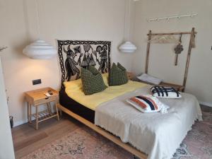 a bedroom with a bed and a table at Maison du golf in Costinesti