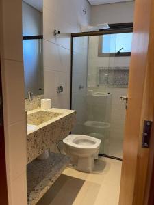 パスト・デ・ミナスにあるApt climatizado 2 quartos com Wi-Fi!のバスルーム(トイレ、ガラス張りのシャワー付)