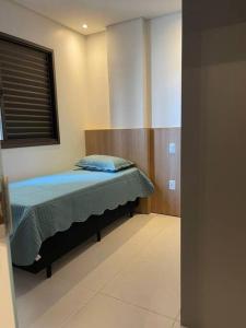 パスト・デ・ミナスにあるApt climatizado 2 quartos com Wi-Fi!の窓付きの客室の小さなベッド1台分です。