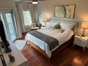 ein Schlafzimmer mit einem Bett, einem Tisch und einem Stuhl in der Unterkunft Ocean Walk Beach and Sun New Smyrna Beach in New Smyrna Beach