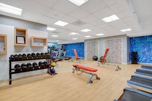een sportschool met veel fitnessapparatuur erin bij Luxury 1BD/1BTH Suite at Platinum Hotel *STRIP VIEW in Las Vegas