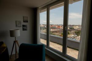 een kamer met een raam met uitzicht op de stad bij Prime View Apartments Blanca and Lena in Zagreb