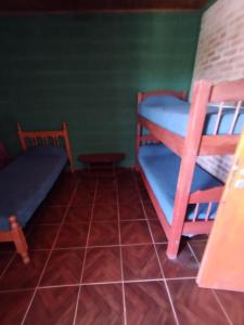 ein Zimmer mit zwei Etagenbetten und einem Bett in der Unterkunft Pecas house in Mina Clavero
