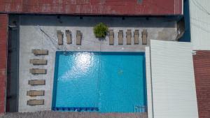 Бассейн в Republik Hotel, Bistro and Nightclub on Site или поблизости