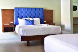 Кровать или кровати в номере Republik Hotel, Bistro and Nightclub on Site