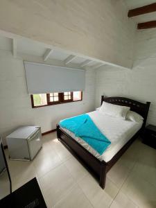 Schlafzimmer mit einem Bett und einem Fenster in der Unterkunft Casa Boutique in Cali