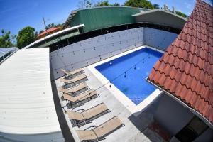 Бассейн в Republik Hotel, Bistro and Nightclub on Site или поблизости
