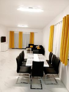 AJP Exclusive House Szczecin في شتتين: غرفة معيشة مع طاولة وكراسي وأريكة