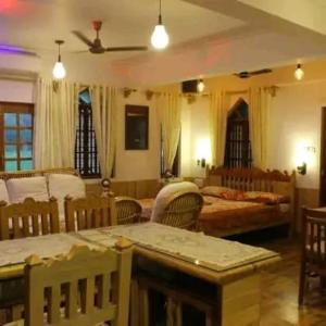 1 Schlafzimmer mit 2 Betten und einem Tisch mit Stühlen in der Unterkunft Fil's farm in Saligao