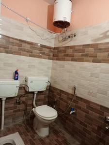 a bathroom with a toilet and a sink at Shri Niwas Homestay in Ayodhya