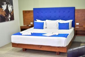 Кровать или кровати в номере Republik Hotel, Bistro and Nightclub on Site