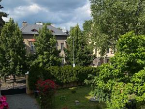 una casa con un patio con árboles y arbustos en Salve Teplice, en Teplice