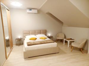 1 dormitorio con 1 cama con 2 almohadas amarillas en AJP Exclusive House Szczecin en Szczecin