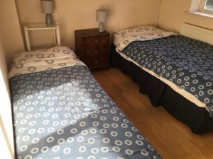 two beds sitting next to each other in a bedroom at Spacious in Croxley Green