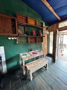 um quarto com uma mesa de madeira e um banco em Hippie Home em Balneario Buenos Aires