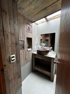 uma casa de banho com um lavatório e um espelho em Hippie Home em Balneario Buenos Aires
