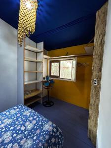 um quarto com uma cama e um tecto azul em Hippie Home em Balneario Buenos Aires