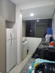 Kuchyň nebo kuchyňský kout v ubytování Apt aconchegante com 2 quartos! j