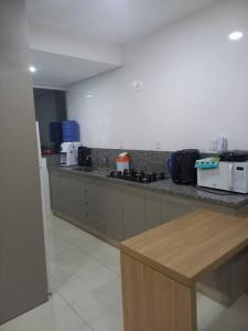 Dapur atau dapur kecil di Apt aconchegante com 2 quartos! j
