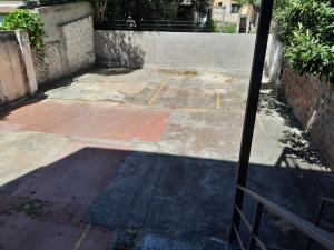 un estacionamiento vacío con un poste en primer plano en Mono ambiente en Colon en Colón