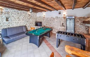 Χώρος καθιστικού στο Awesome Home In Donje Rastane